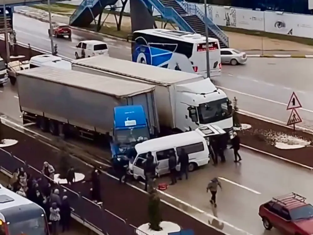 Bandırma’da Karşı Şeride Savrulan Minibüs Tırla Çarpıştı: 1 Ölü, 2 Yaralı