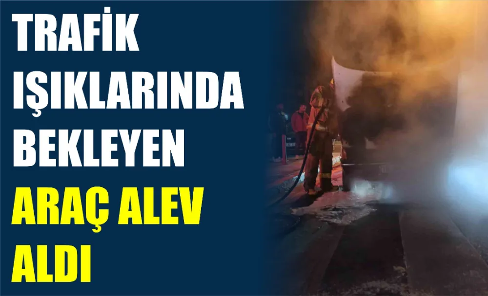 Balıkesir’de trafik ışıklarında bekleyen araç alev aldı