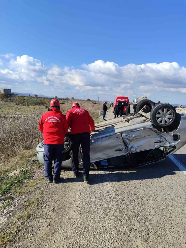 Balıkesir’in Manyas ilçesinde meydana gelen trafik kazasında takla atan otomobilde bir kişi yaralandı.