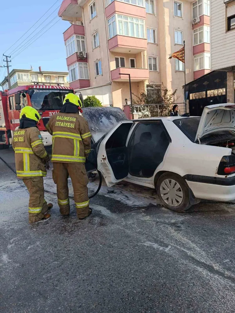 Trafik ışıklarında bekleyen otomobil bir anda alev aldı