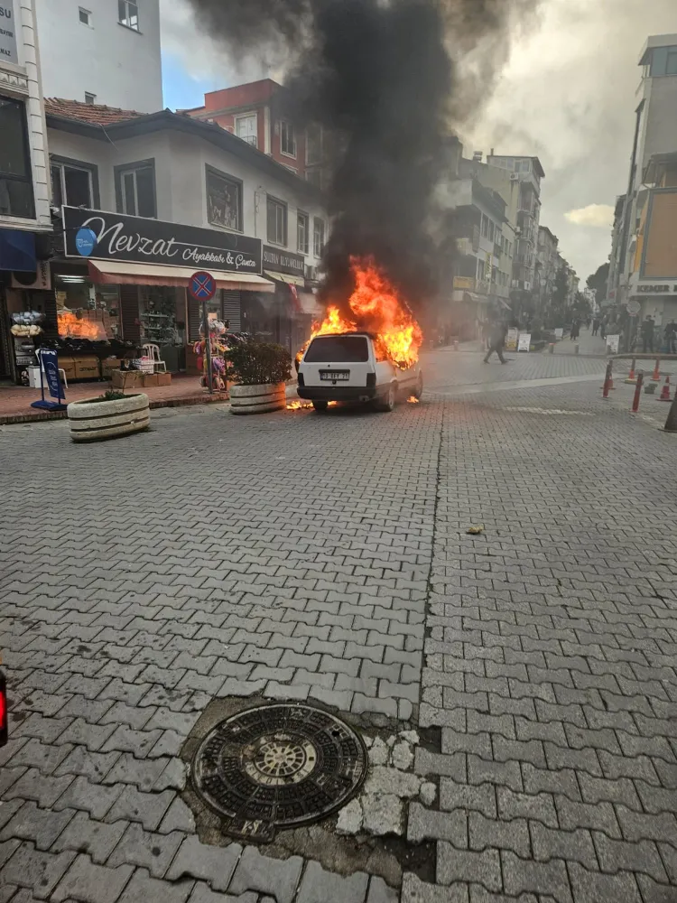 Burhaniye’de Park Halindeki Araçta Yangın