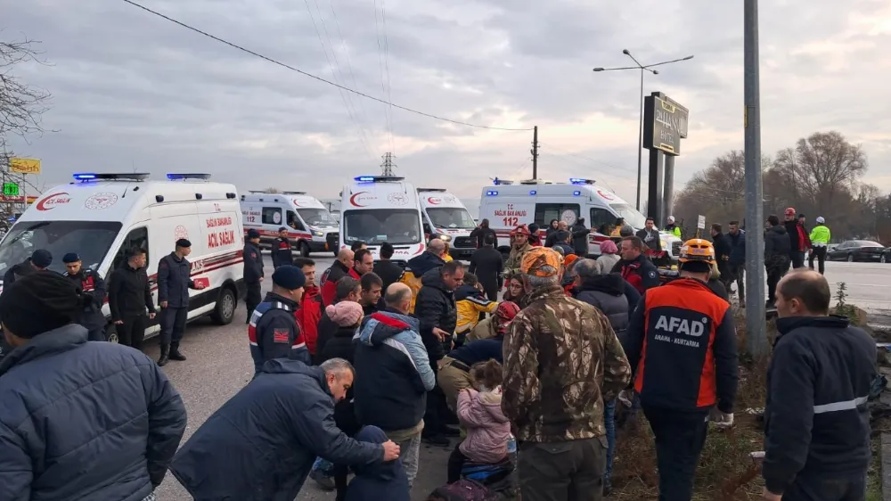 Balıkesir Pamukçu’da Öğrenci Servisi Ve Tır Çarpıştı: 8’i Ağır 26 Öğrenci Yaralandı