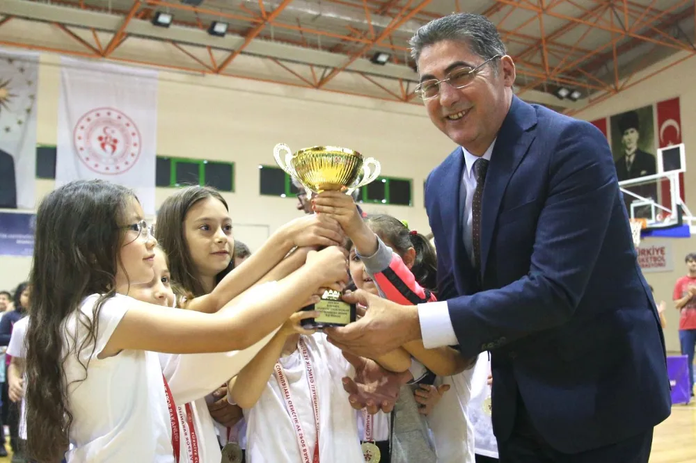 Burhaniye 10. Geleneksel Çocuk Oyunları Ödül Töreni İle Tamamlandı