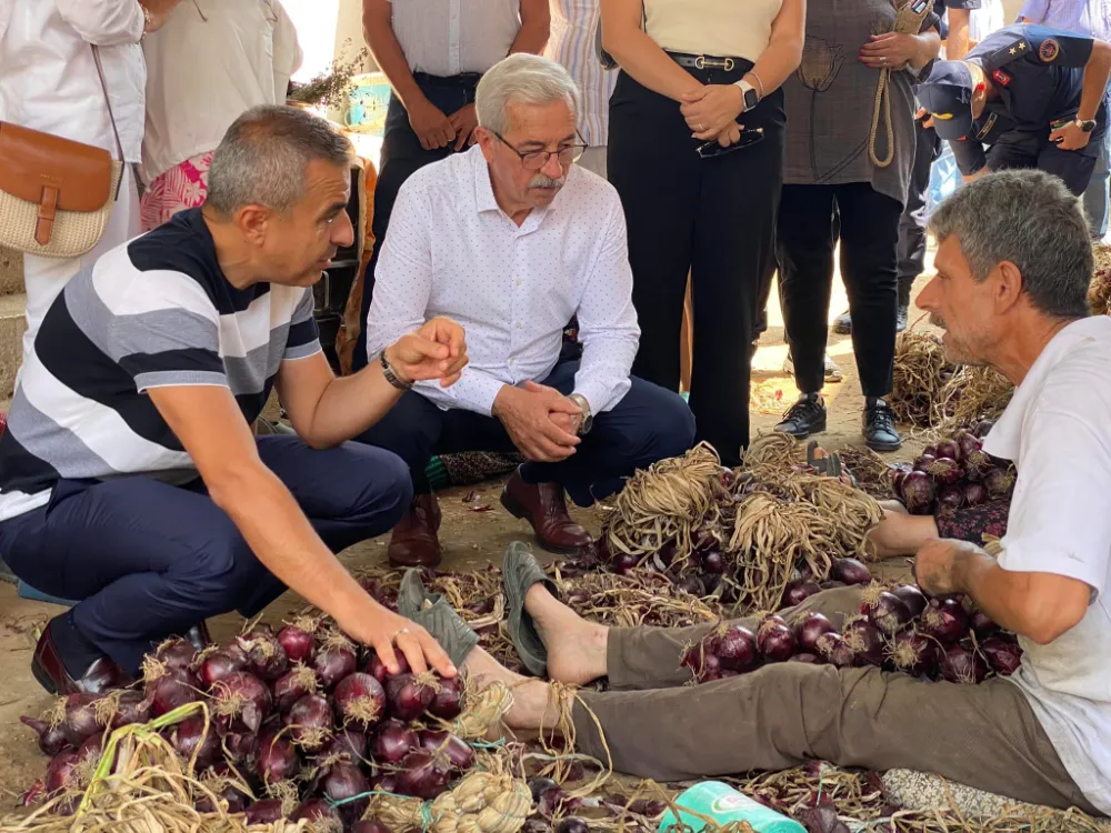 BAŞKAN KARIŞIK’TAN MOR SOĞAN ÜRETİCİLERİNE ZİYARET