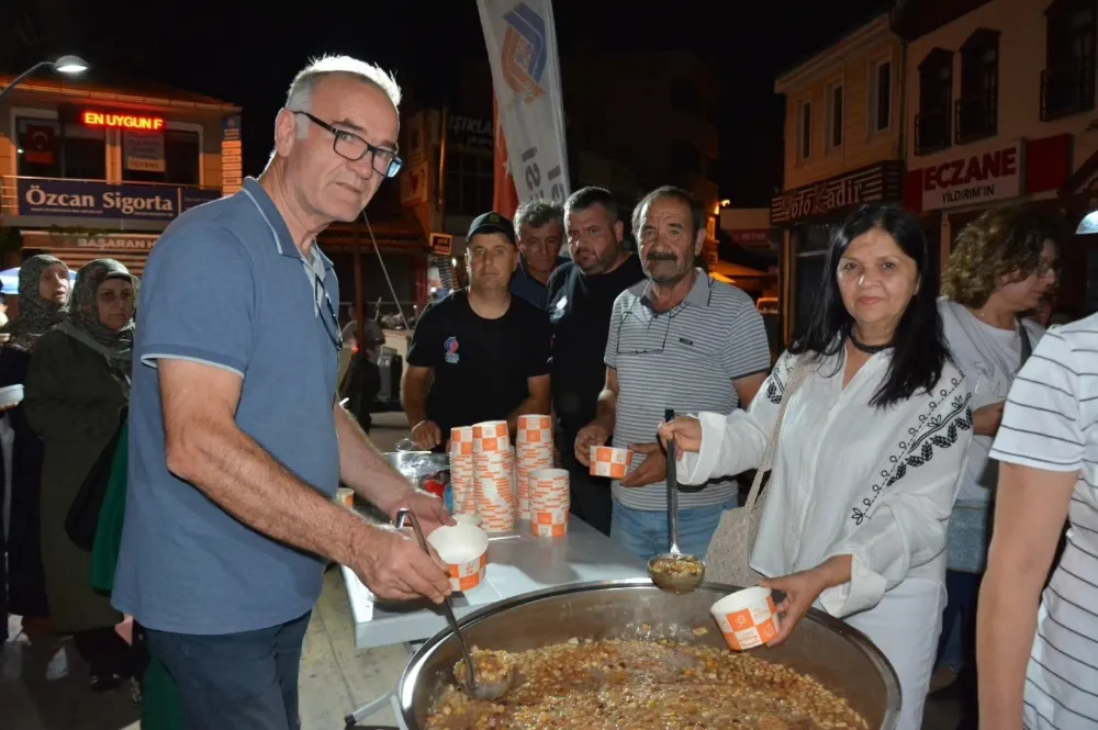 SINDIRGI’DA YÜZLERCE KİŞİYE AŞURE DAĞITILDI