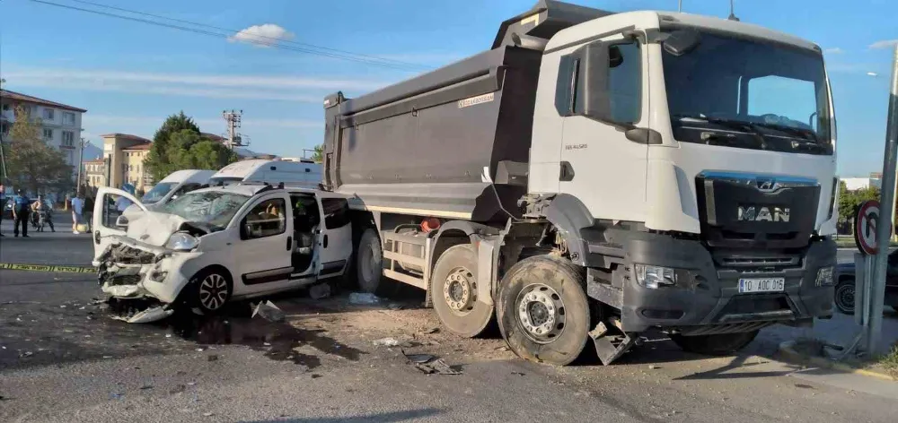 BALIKESİR’DE HAFİF TİCARİ ARAÇLA KAMYON ÇARPIŞTI: 6 YARALI