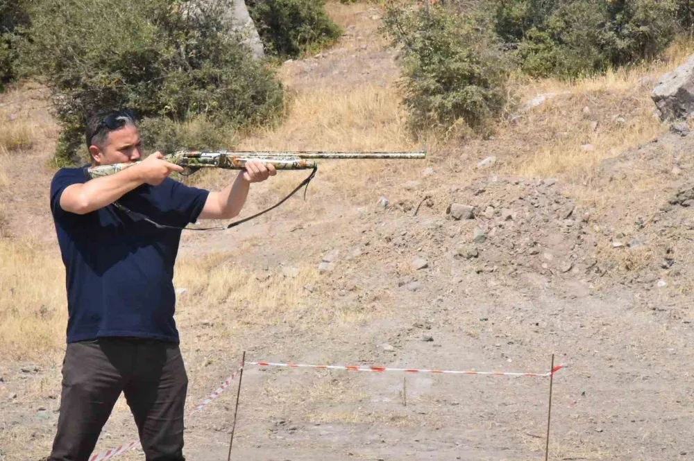 SINDIRGI’DA TEK KURŞUN ATIŞ YARIŞMASI GERÇEKLEŞTİ