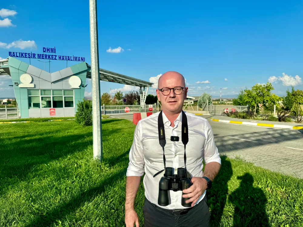 CHP’Lİ SARI, ELİNDE DÜRBÜN BALIKESİR SEMALARINDA YOLCU UÇAĞI ARADI 