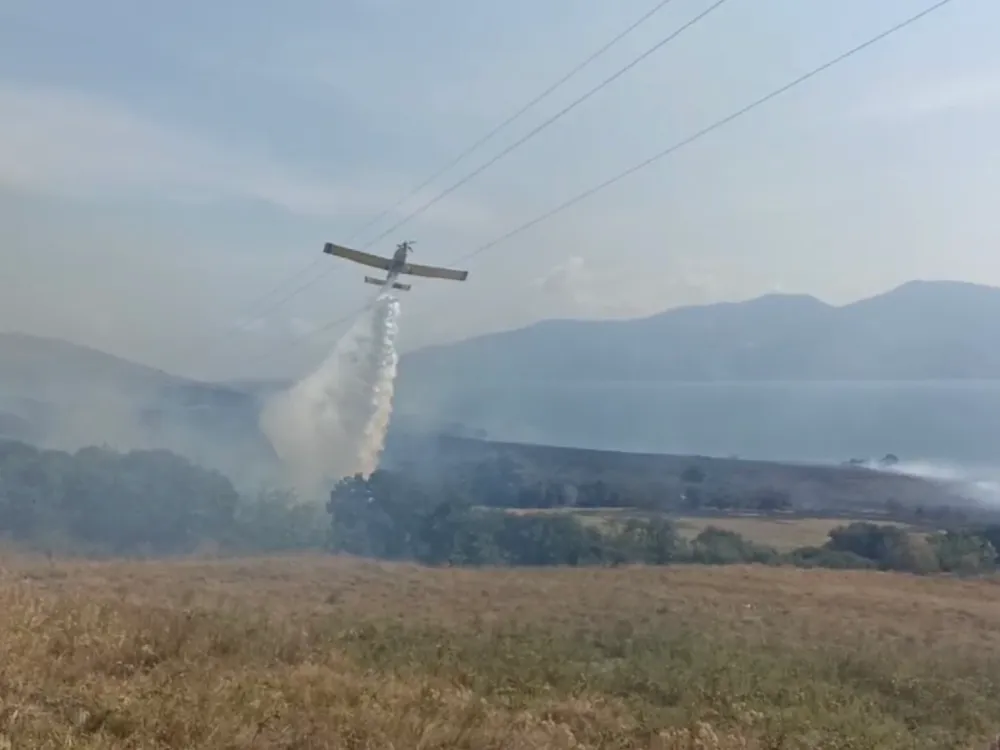 PAŞALİMANI ADASI’NDA YANGIN KARADAN VE HAVADAN MÜDAHALE SÜRÜYOR