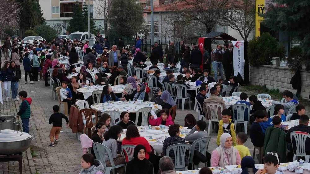 Sındırgı’da yaklaşık bin çocuk iftar yaptı