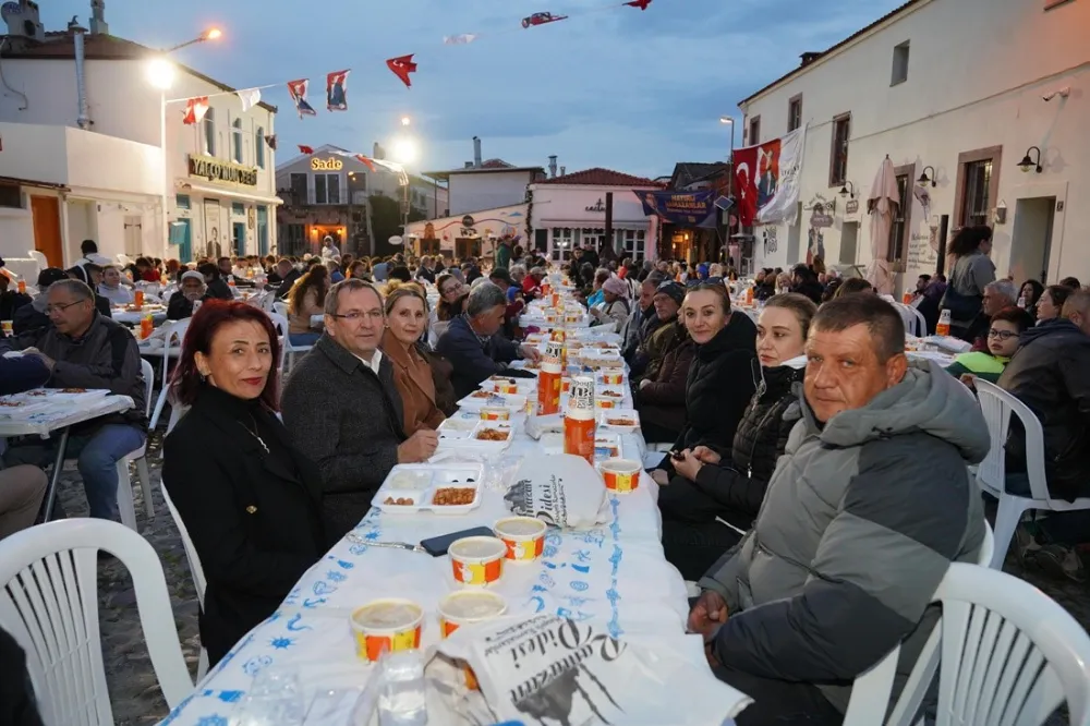 Ayvalık’ın Cunda Adası’ndaki iftara binlerce vatandaş katıldı