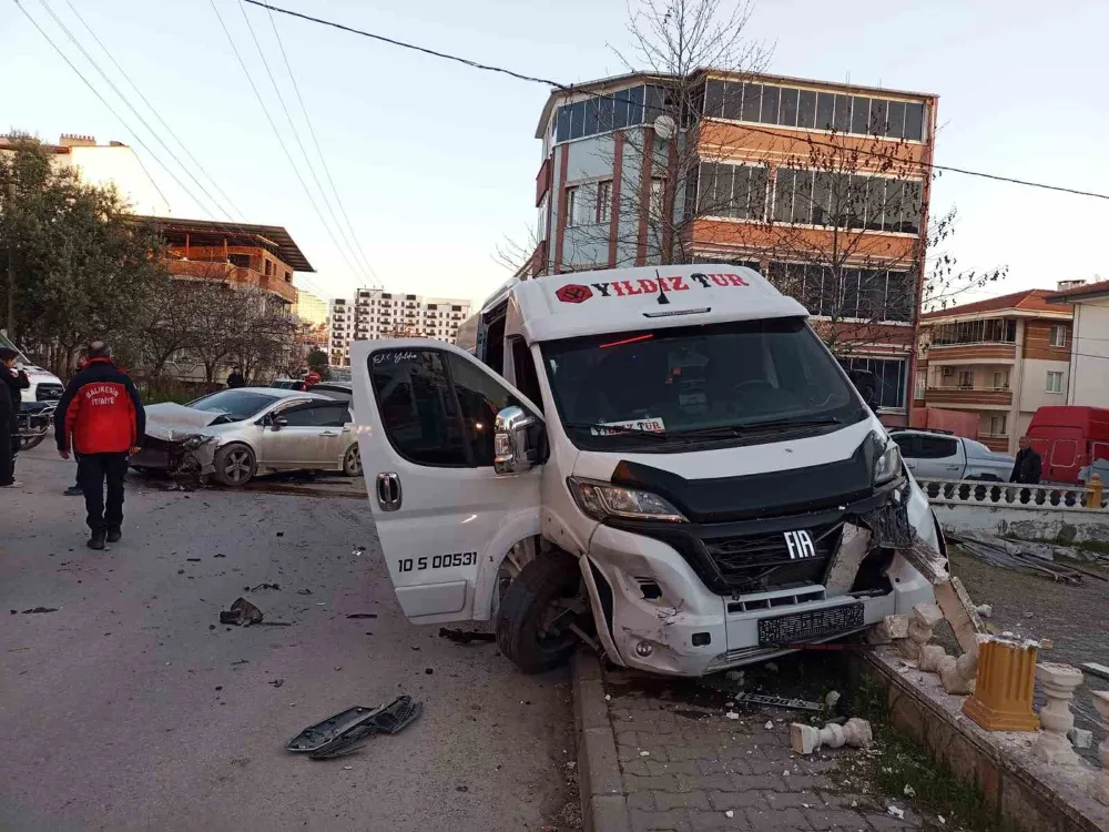 Balıkesir’de servis aracı ile otomobil çarpıştı: 6 yaralı