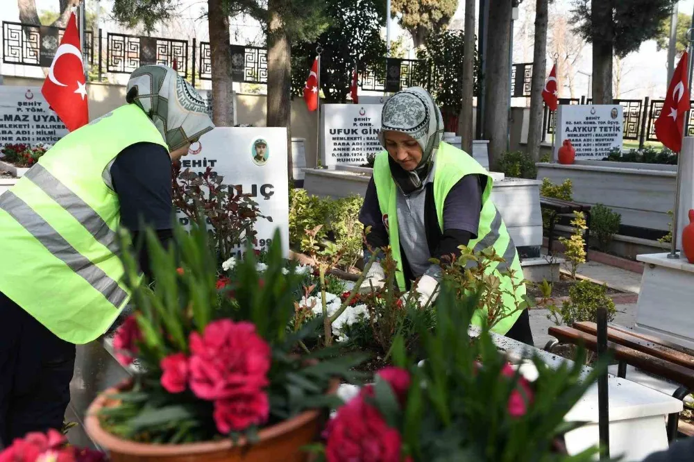 Balıkesir’de şehitlikler çiçeklerle donatıldı