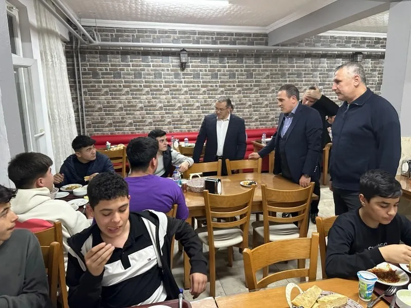 Burhaniye’ de Kaymakam Memiş öğrencilerle iftar yaptı