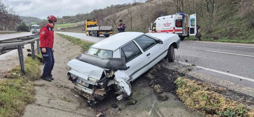 Refüje giren otomobildeki 2 kişi yaralandı