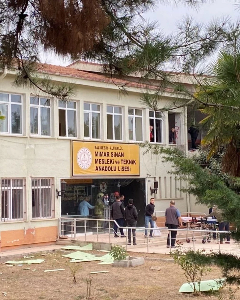 Mimar Sinan Mesleki ve Teknik Anadolu Lisesi tadilat inşaatında meydana gelen kazada 1 işçi öldü